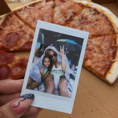 Big hugger. I overdose on ketchup. I laugh too much/too loud. I Love Demi Lovato. And some times Im bipolar. Good girl with badhabits Ig: ninoshkataly