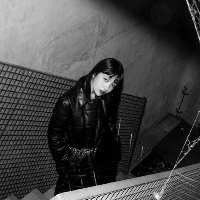 「#𝗗𝗔𝗥𝗔 ㅡ 𝟣𝟫𝟫𝟩」 Calm over chaos, or vice versa. A model, and a princess of my own throne. CP : @liqvld