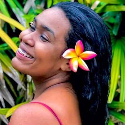 maahbeatrizc's profile picture. Quando você diz: “Eu não vejo saída” Deus diz: “Eu guiarei teus passos”.✨