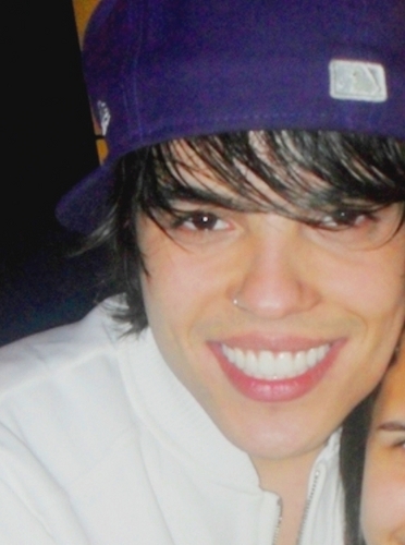 E se alguém me perguntar sobre o amor, vou fechar os olhos e lembrar de como você sorri pra mim.
Seguido em: 07.01.11
Since: 04.01.11