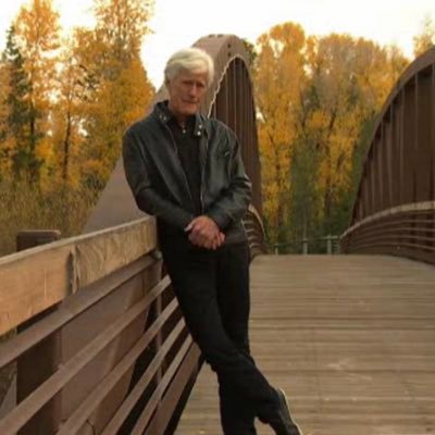 If you’re watching Dateline right now, chances are high that Keith Morrison is leaning on something. IG: @ keithleansonthings