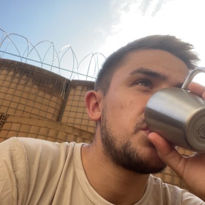 Petit homme muni d'une bière et d'une clope ----- moi