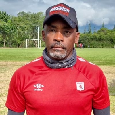 Ex jugador profesional de fútbol -Entrenador profesional de @Americadecali Categoría sub-20