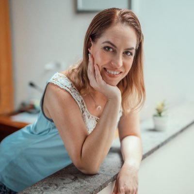 Mamá de tiempo completo de dos pequeños futbolistas. Yoguini en cuerpo, alma y espíritu pero también financiera e ingeniera. Me encanta cocinar. Flexitariana.