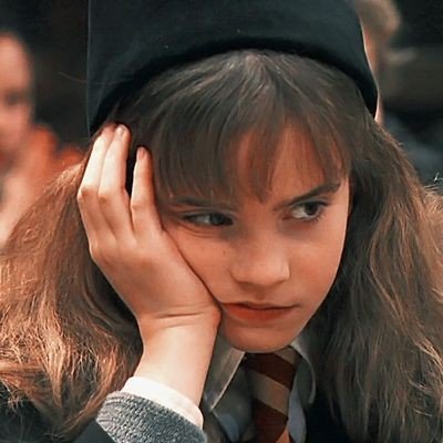 ϟ .△⃒⃘. . ⚯.
Eu... livros! E inteligência! Há coisas mais importantes, como amizade e bravura.
Hermione Granger