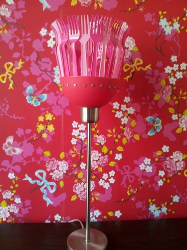 Ik ontwerp en creëer onder de naam Shine & Dine design lampen met een knipoog.. Objecten die je vrolijk maken.. Kunst waar je iets mee kan..