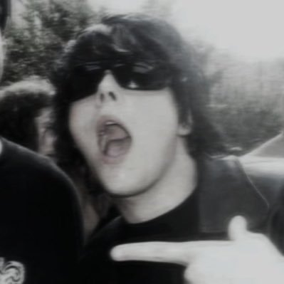 d3adfuture's profile picture. i met frank iero once | MCR 9/13/22 + 8/29/25