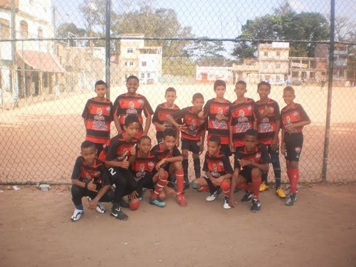 sou alegre amo futebol e se brinca com minha familia eu mato