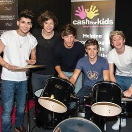 Ziam mayne ❤💛
Larry Stylinson 💙💚
Nialler 💚🧡
Liam, Zayn, Niall, Louis e Harry = tudo pra mim
@onedirection 💙💚💜💛❤
(Fan account)