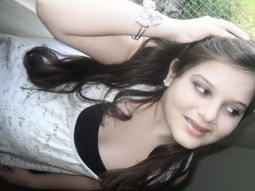 10 anos, estudo no lourdes,adoro minhas amigas,e adoro twittar, e vivo a vida intensamente feliz !