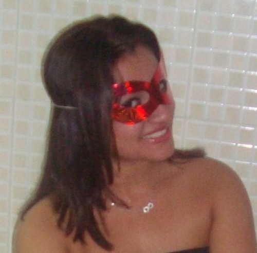 Sempre existe verdade por trás do estou brincando um pouco de dor por trás do estou bem um pouco de emoção por trás do não me importo.