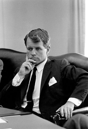Irmão mais novo do presidente John F. Kennedy, sendo um de seus principais conselheiros. Atuou como Ministro da Justiça e também como Senador de Nova Iorque.