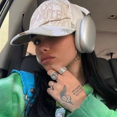 nessafeeIs's profile picture.