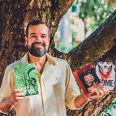 Escritor de horror rural (Maldito Sertão, Fome e Agouro) e Sina da Darkside Books.