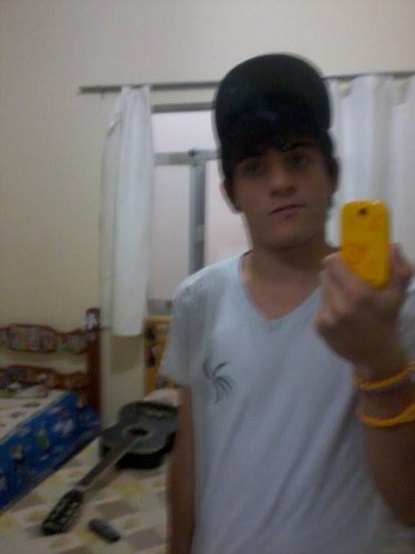 Um Garoto Q gosta De Skate e Musica Emo!