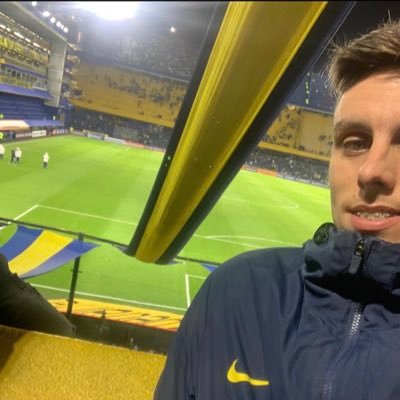 Hincha de Boca, e hincha de la hinchada como toda persona de bien. Nunca me conformo con poco. Celeste, como mi abuelo flaco.