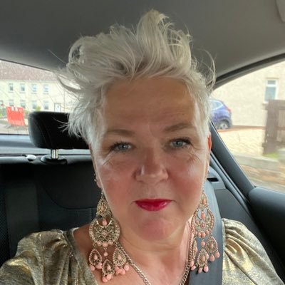 andsewtoknit's profile picture. 