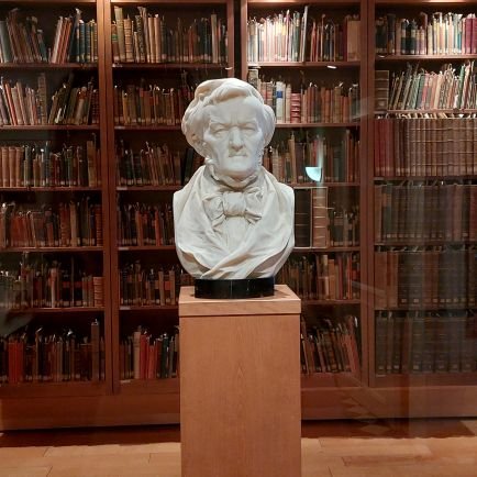 sacschnase's profile picture. ドイツ在住。ワーグナー協会会員。ひたすらワーグナー作品のみを愛でるだけの人です。クラヲタではない普通の人です。Klaus Florian Vogtさんを良く聴きに行きたくなります。