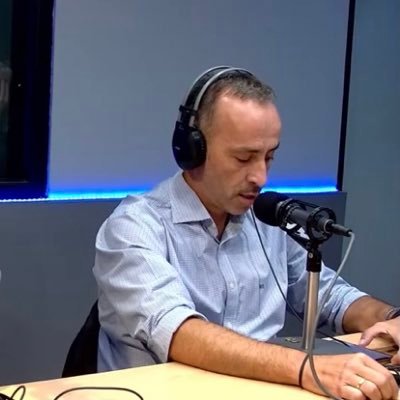 Me gusta que me llamen juntaletras. Lo confirmo: una cabina de radio es el paraíso