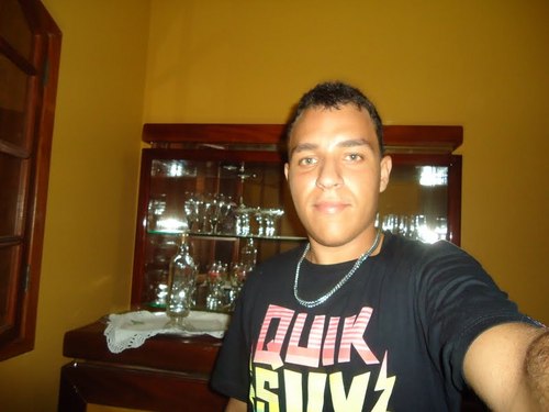 sou uma pessoas educada,gentil,gosto muito de curtir a vida.