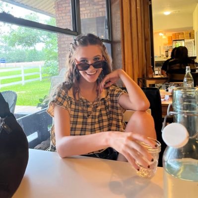 carlyrae876's profile picture. i’m bad at twitter