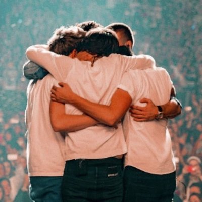 Directioners for life love my boys endlessly 💙 💛❤️🇮🇪💚   #12yearsofonedirection #1dDay she/her

 