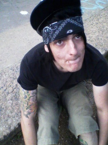 Bissexual, fumante, livros, rock, skate e homens.