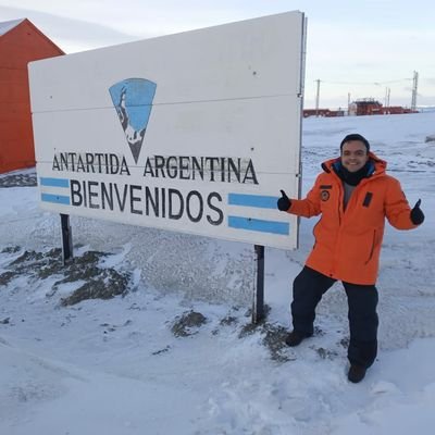 Peronista y Bostero. 
Licenciado en Historia — USAL

Maestrando en Estrategia y Geopolítica — E.S.G. — UNDEF