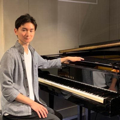 2001年生。群馬県出身。22歳のピアニスト・作曲家。11歳よりオーストリア・ウィーンに留学。2017年9月よりウィーンのMUK音楽大学 作曲科に入学、2019年9月同大学 ピアノ科に入学。クラシック、ジャズ、ポップス、即興、室内楽、バンドなど。Instagram at hibikikojima