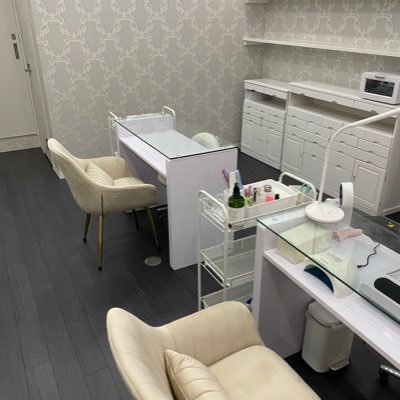 大阪市内のネイルサロンです💅店長募集しています。独立したい方是非連絡下さい。道具は全てお店で用意します。綺麗な内装と環境が揃っています。ネイリスト検定必須💅