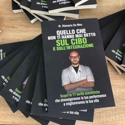 Farmacista, Biologo, Dottore in Scienze del Fitness e dei Prodotti della Salute, Diploma di Master di II Livello in Nutrizione e Dietetica Applicata.