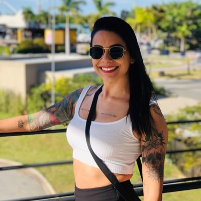 Livia Cotrin Lapastina Apaixonada por filmes, livros e gatinhos. Fitness/ musculação💪🏼Professora/ Ms em linguística aplicada💍Casada @renancotrin