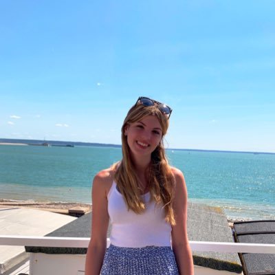 lea_tlly's profile picture. 