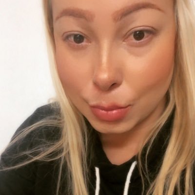 °Locutora Munera Eastman Radio. °Emprendedora °Administradora de Empresas. °Comunicadora Social °Escritora °Resiliente