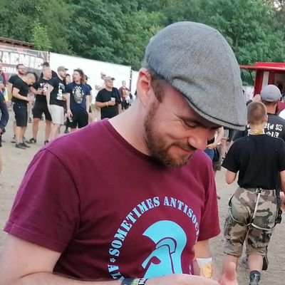 Gitarrist/Sänger bei Reperaturbiers
Bassist bei F.K.K!
Bassist bei Trotzdem
Pflanzenmensch
Triathlet
Depressiv.
Eigentlich ganz lustig.
Demokratie Ultra