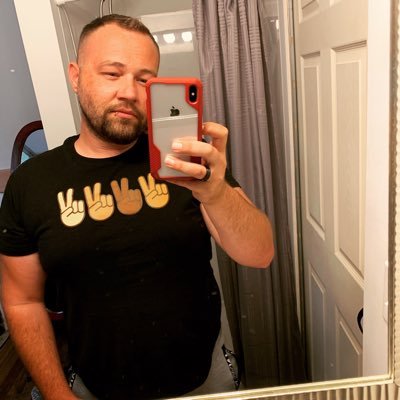 Rustynail30's profile picture. LIVING MY BEST LIFE                        3️⃣2️⃣ ♓️ 🐻 🍻 🔞 NY                      💙Be a kind human💙