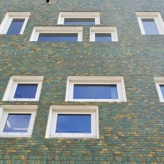 中産連ビル本館は1963年3月に完成しました!グリーンのタイル貼り外観が映える建物は有名な建築家、坂倉準三により設計され現在もそのダイナミックで重厚感ある佇まいは時代を超えた存在感を放っています。ゆるゆるな日常をお届けします☺ 📷https://t.co/T3ixF2AWCe