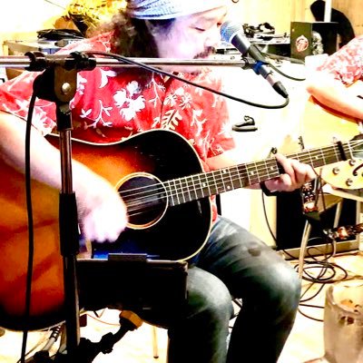 大阪-長堀橋で『ペーニャ』ってライヴ・バーを2014年4月までやってました！ 今はギター弾いて歌ってます。 #ToyFlower #pena #といふら