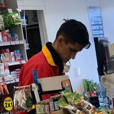 Tratar de hacer reír sin dar cringe y defender a las minorías desde mi cama es mi pasión. Y trabajo en el Oxxo.
