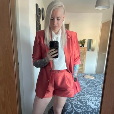 emgoodband_'s profile picture. I coach people about food & fitness | Potato attempting CrossFit | I play heavy tunes | My bed is the love of my life.