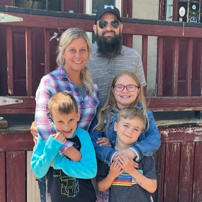 I love my family. My sexy wifey and our 3 beautiful kids.