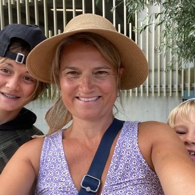 Trotse mama van 2 zonen en een dochter, gepassioneerd onderzoeker, interesse in gebruik ict in de hulpverlening & Zorggroen, doorzetter, uit Oostende