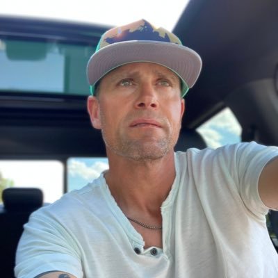 Alberta Born! Home of the sidewinder activation. Player of left handed golf. I build the things you live and work in. The Edmonton Oilers of course! #29
