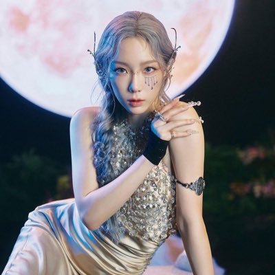 Roleplayer. The shining moon with her nocturnal predominance and her luminary reflection, Kim Taeyeon.
