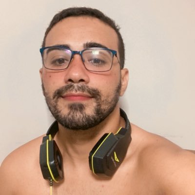 Sonso e misterioso! “adjetivos dados por amigos próximos.” Ps:Não acreditem neles, eles mentem as vezes.