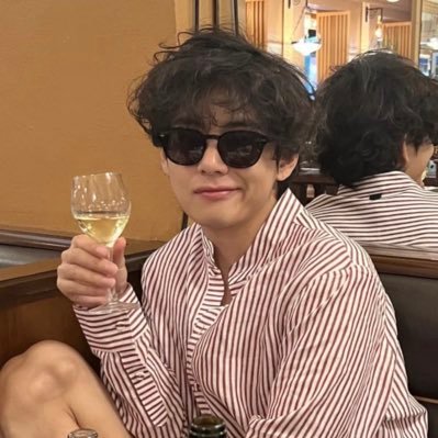 y_gf3iv's profile picture. 