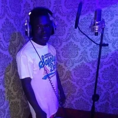 Je suis Nasglish, un artiste chanteur de la Guinée Conakry, je veux être une rockstar.