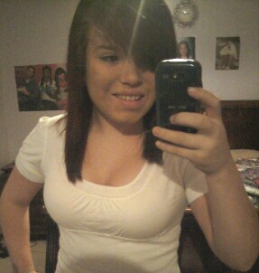 im 18 in a relationship and loves driving n shopping n goes to bhs :)