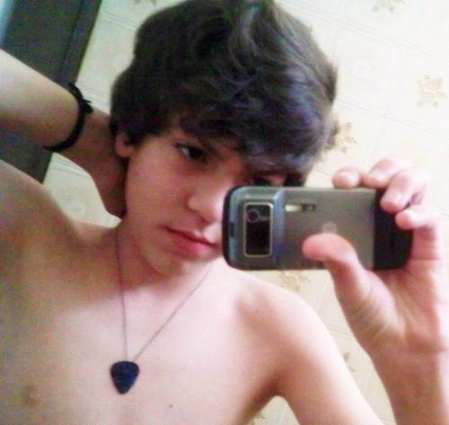 Um garoto bipolar, que tenta olhar com o coração, faço coisas que ninguem parece notar , tenho sonhos e tento realizar, 14 anos ;*