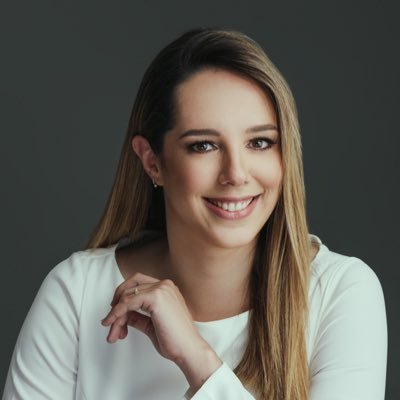 Ciudadana de firmes principios, comprometida con el bienestar de nuestra nación y defensora de la sostenibilidad, impulsando un cambio global